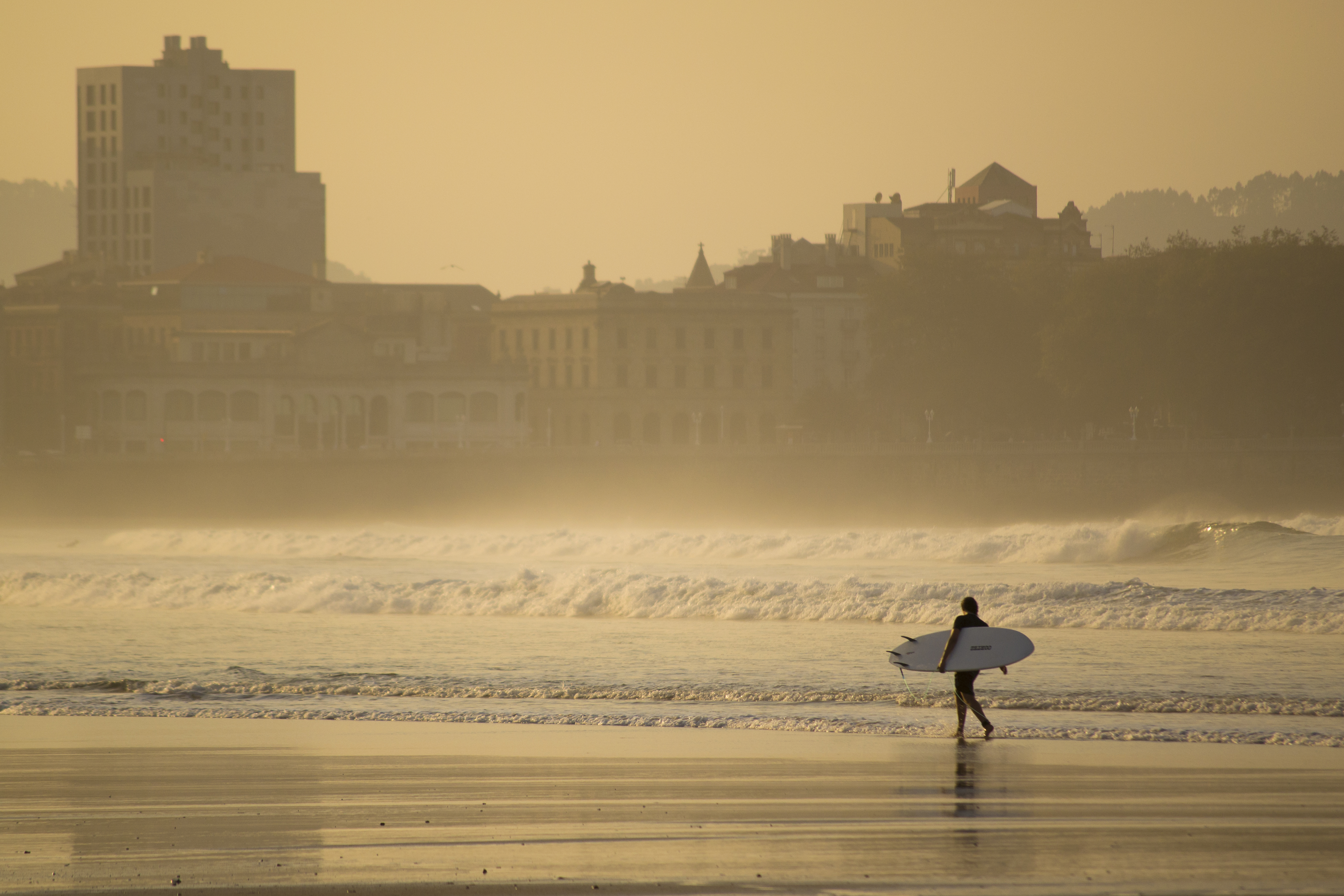 Gijón promotes self-protection program for surfers on October 9 and 10