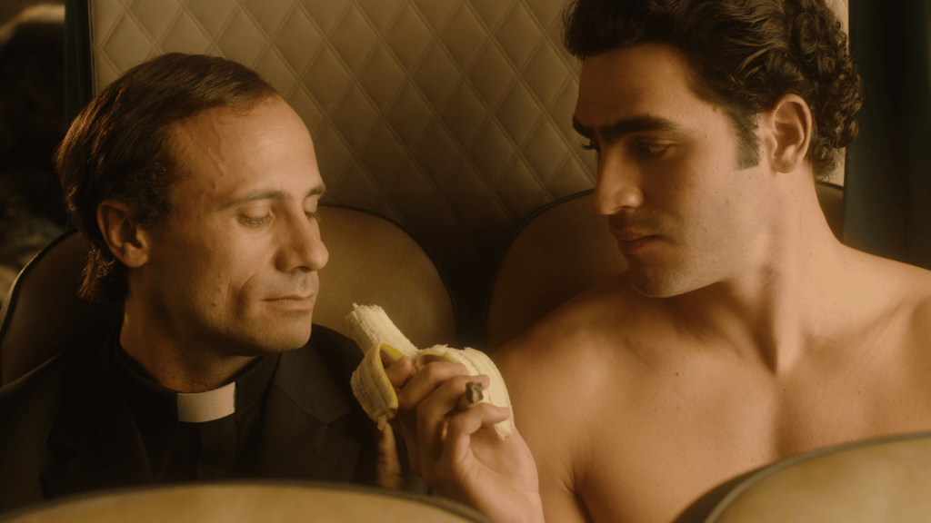 Fotograma de la película Emergency Exit de Lluís Miñaro, en la que aparecen los actores Oriol Pla y Jhonattan Burjack