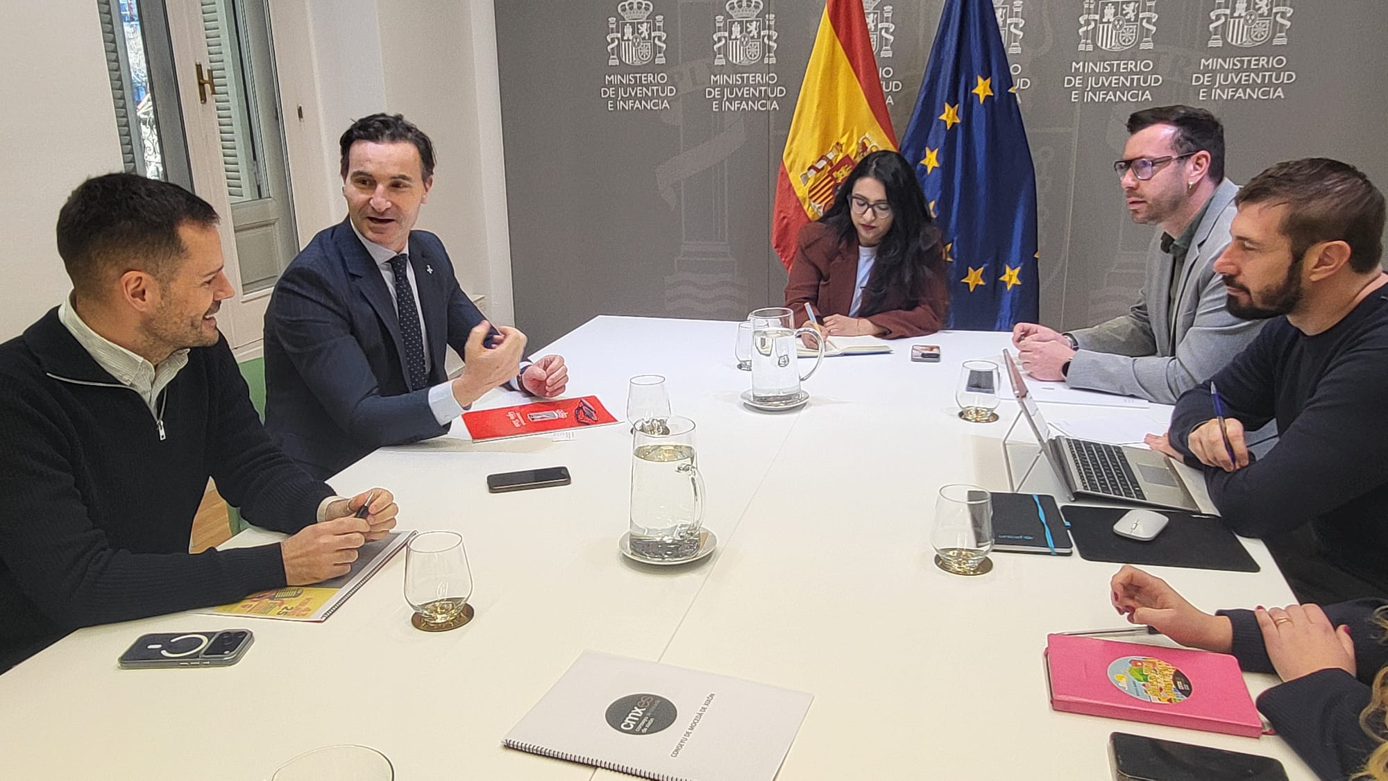 Reunión en el Ministerio de Juventud