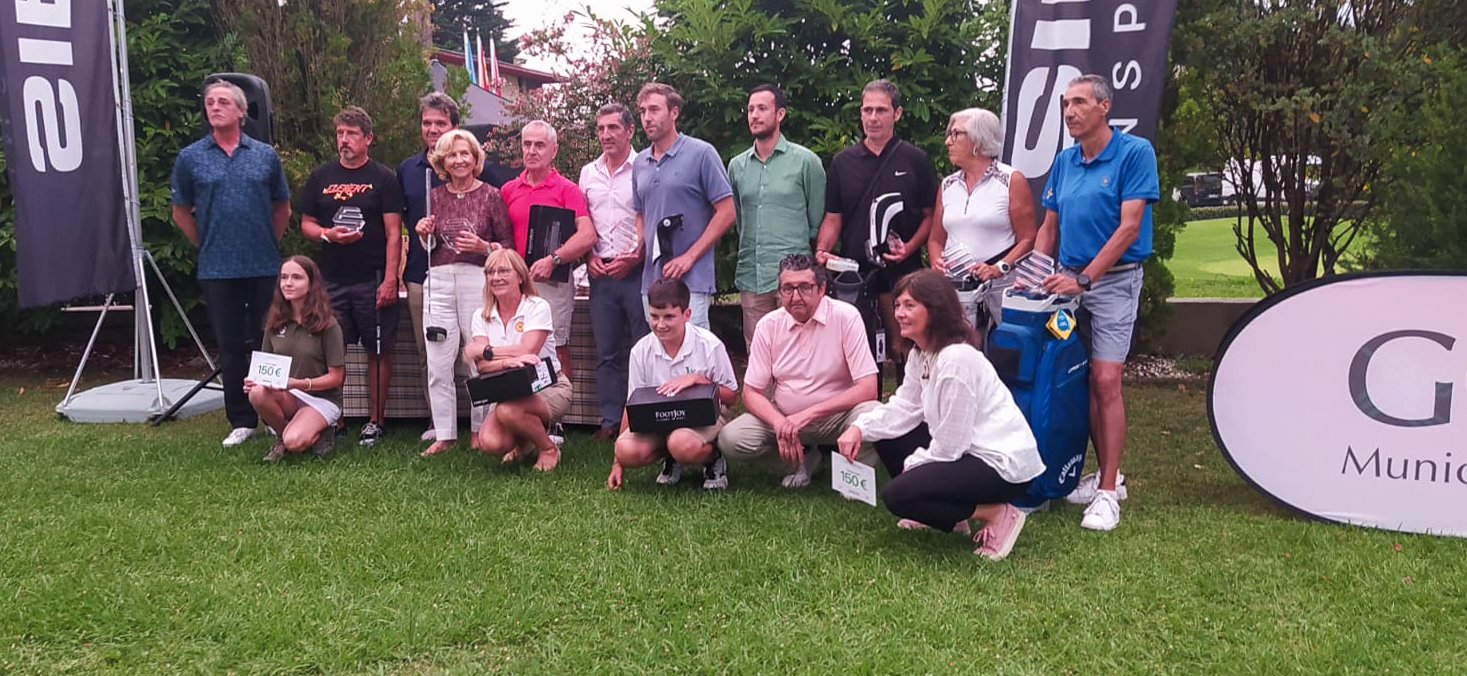 Jorge Pañeda con los ganadores del Primer Torneo de Golf Siroko Gijón en La Llorea