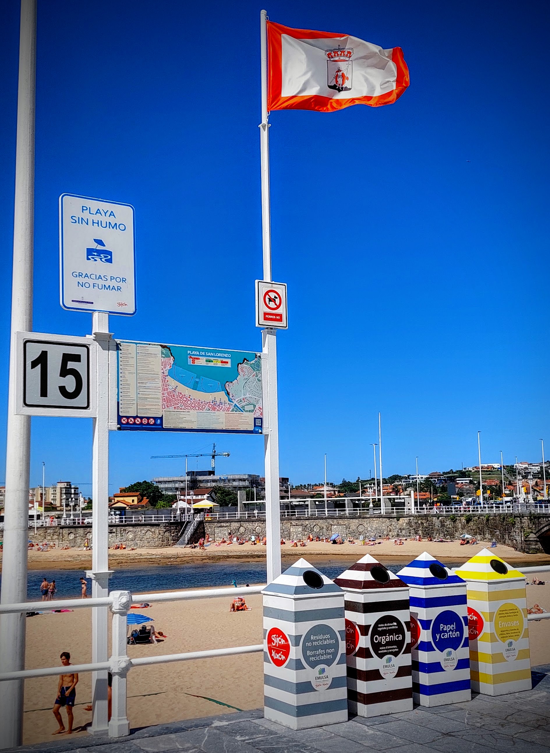 Papeleras en la Playa de San Lorenzo