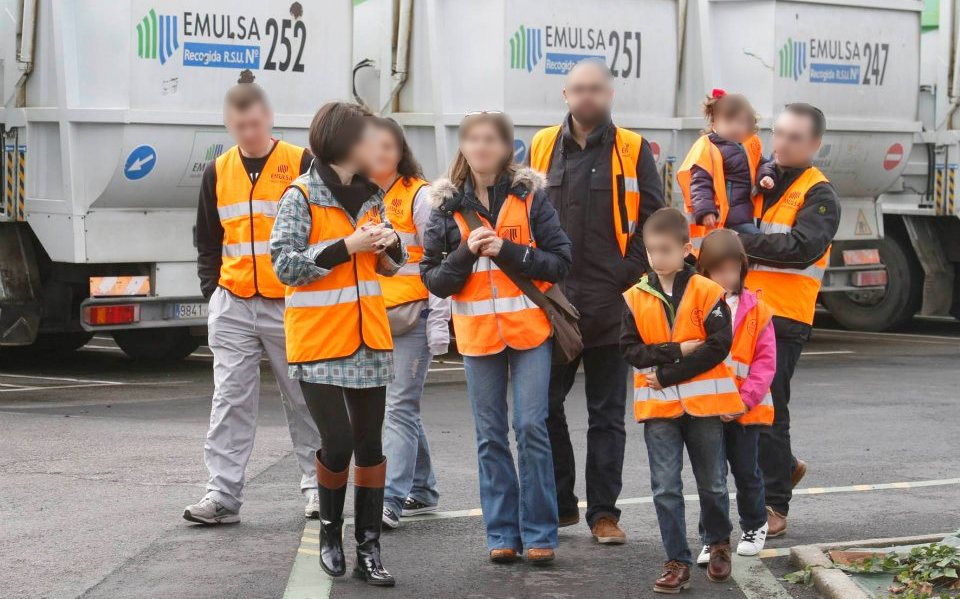 Grupo de personas visitando las instalaciones de EMULSA