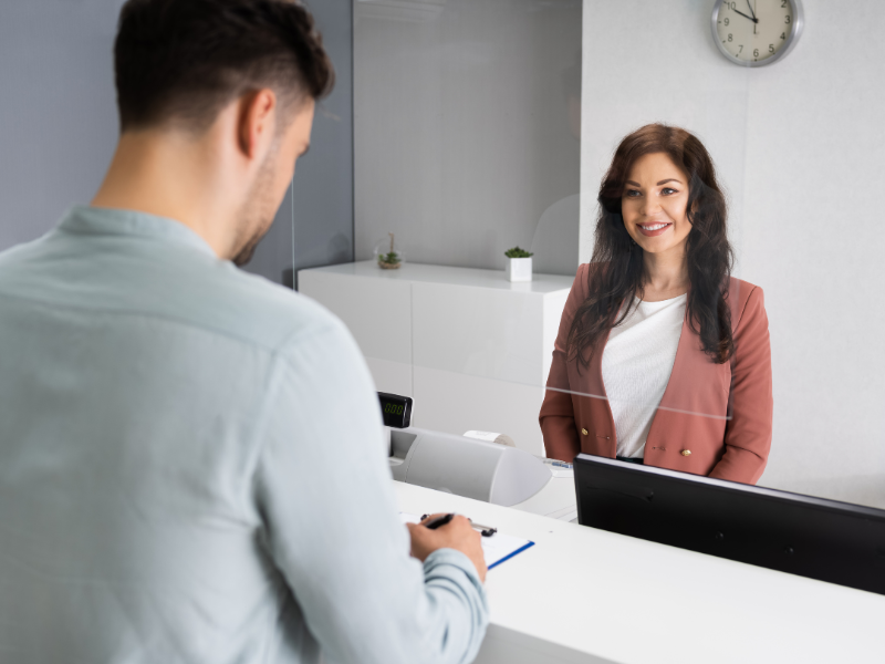 Auxiliar de servicios atendiendo a una persona