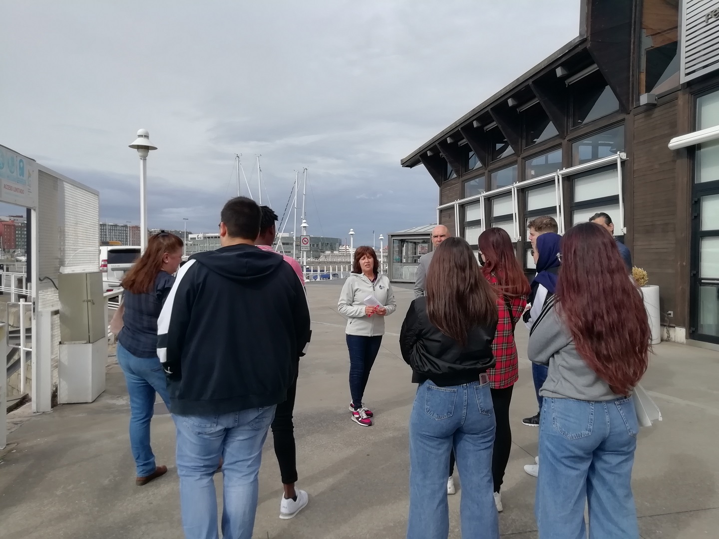 Flor Guardado dando charla informativa a jóvenes de la E2O en las inmediaciones del Puerto