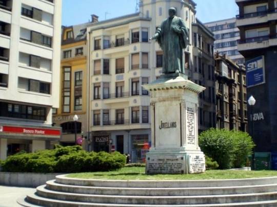 Estatua de Jovellanos de Fuxá en la plaza del 6 de Agosto de Gijón