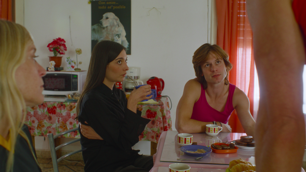 Fotograma de la película Magic Farm en el que aparecen la directora Amalia Ulman, y los actores Joe Apollonio y Chloë Sevigny