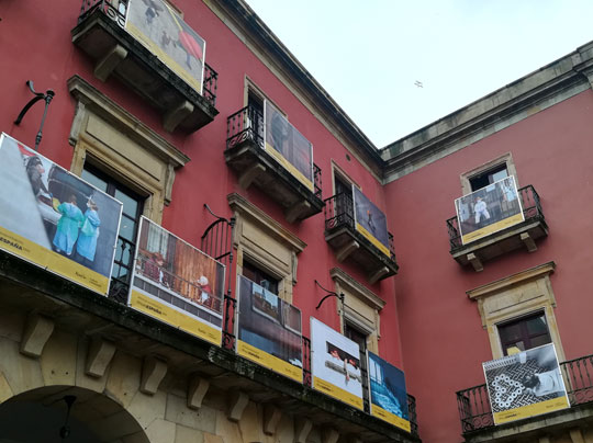 Algunas de las fotografías de la muestra #PHdesdemibalcón en la Plaza Mayor de Gijón/Xixón