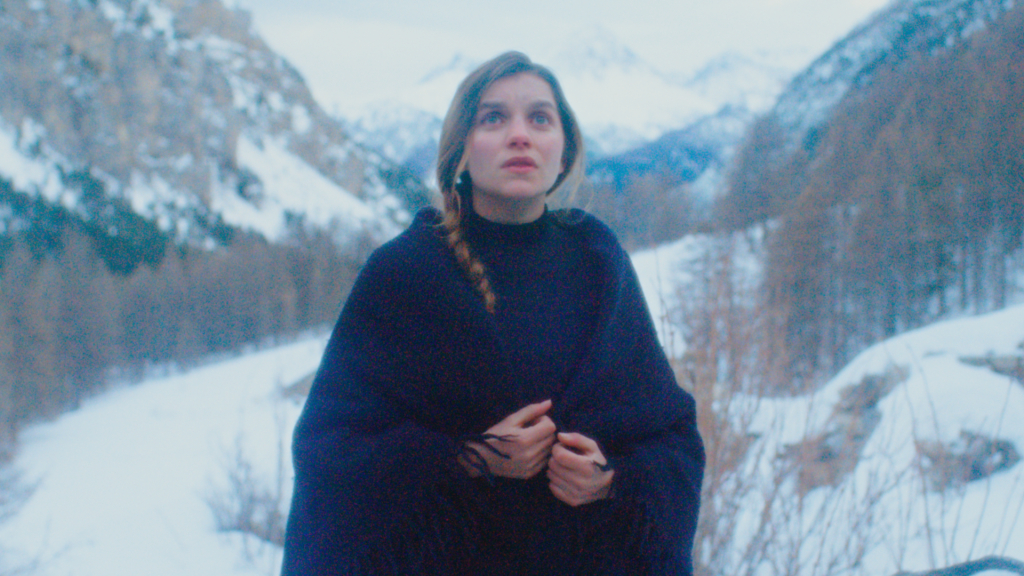 Fotograma de la película The Girl in the Snow en el que aparece la protagonista Galatea Bellugi