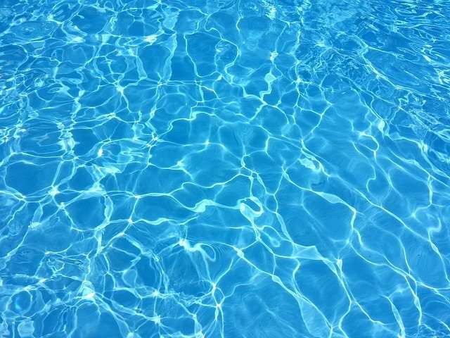 agua de piscina cristalina