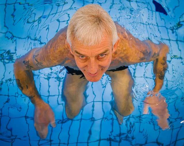 Persona mayor en una piscina