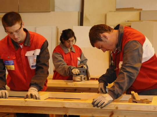 Personas trabajando carpinteria