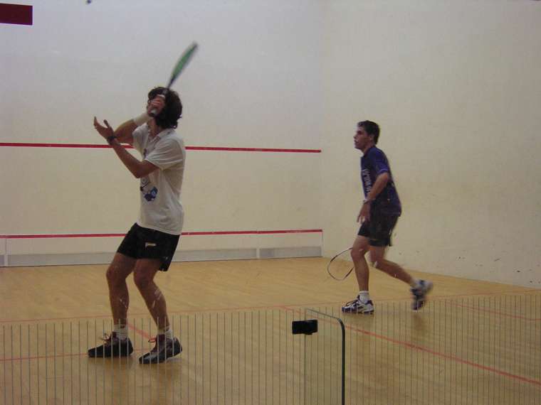 dos personas jugando al squash