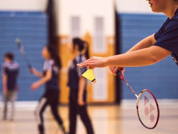personas con raqueta de badminton