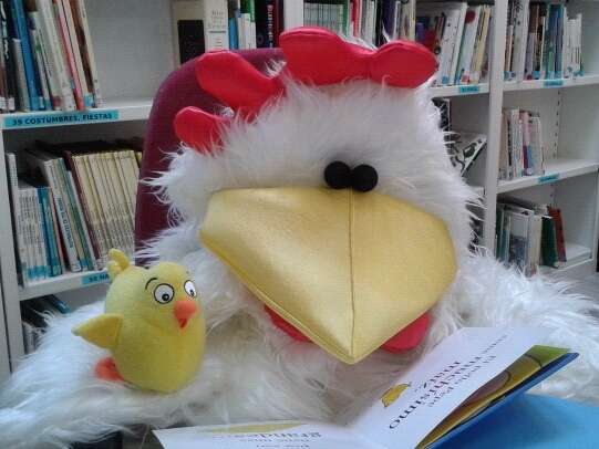 gallina de peluche leyendo libro