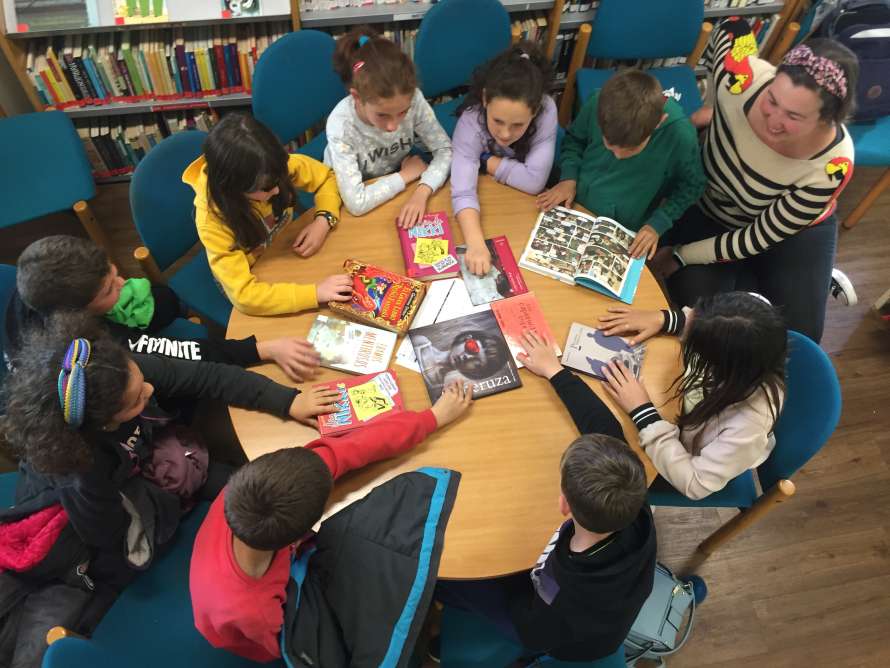 grupo infantil leyendo en una mesa