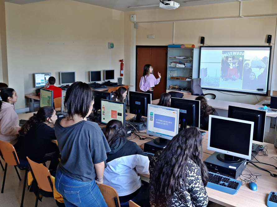 alumnos en clase con ordenadores