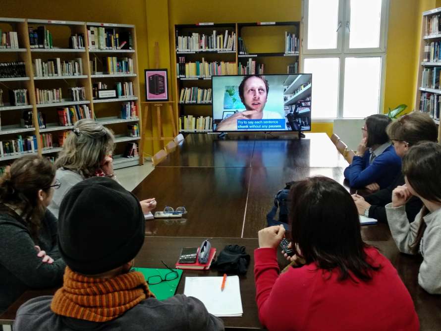 alumnos viendo un vídeo en ingles