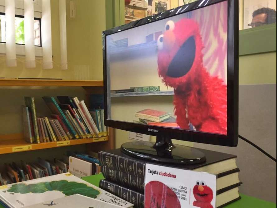 pantalla de televisión con muñeco y tarjeta ciudadana con el muñeco