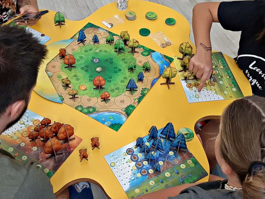 niños jugando a juego de mesa