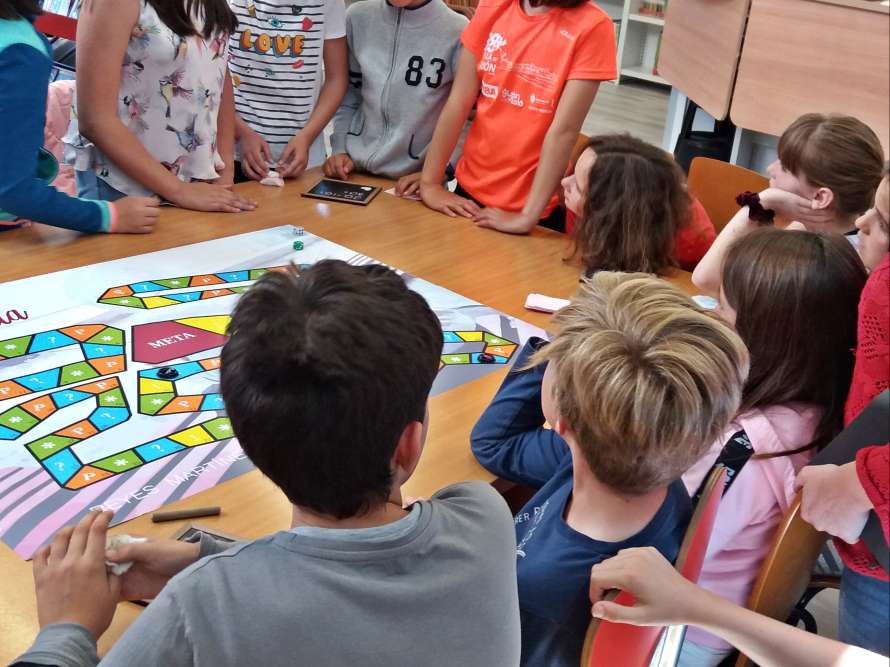 Grupo de niños jugando a un juego de mesa