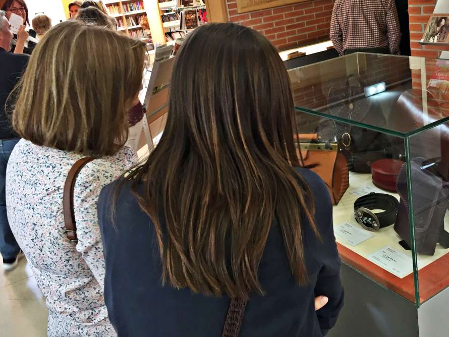 personas visitando una biblioteca