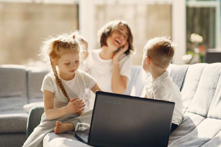 madre con cuidando niños con afecto