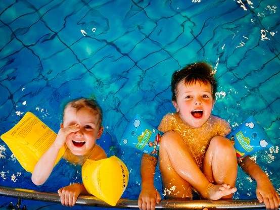 niños jugando en piscina