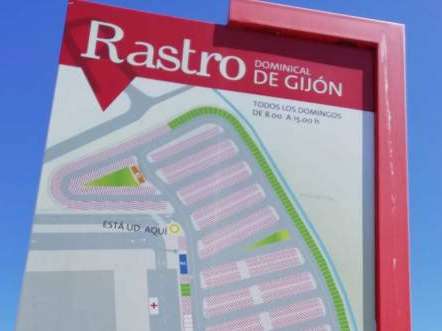 Panel con indicaciones sobre el Rastro de Gijón
