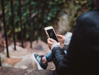 joven utilizando el teléfono móvil