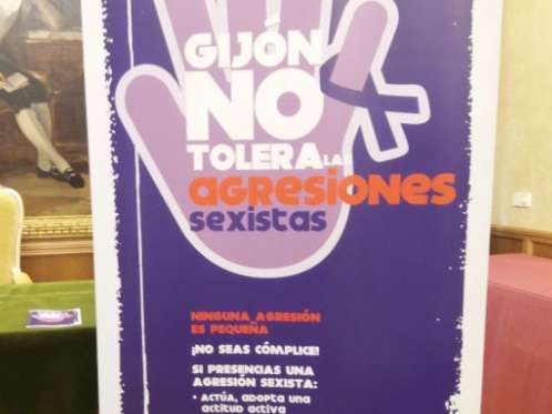 Cartel del Punto Lila con el mensaje "Gijón no tolera agresiones sexistas"