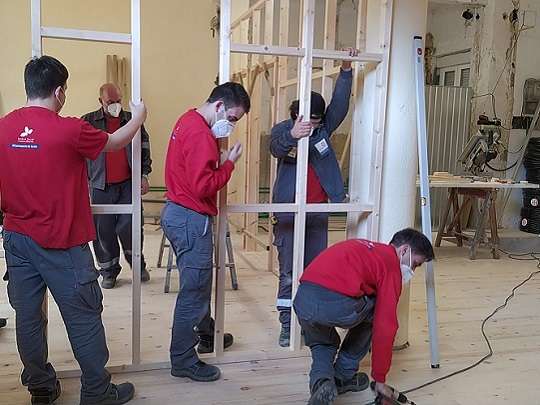 Alumnos de una escuela taller realizando un trabajo