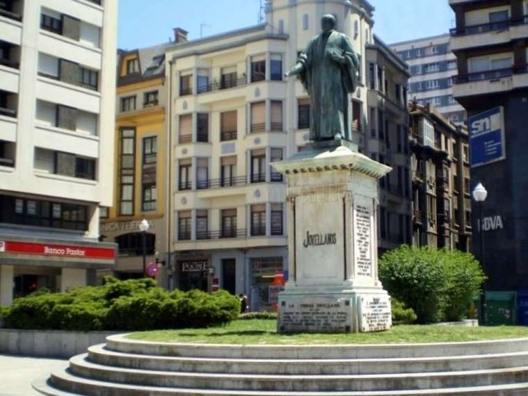 Monumento a Jovellanos en la plaza del 6 de Agosto de Gijón