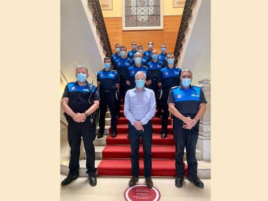 Diez auxiliares de Policía Local tras su toma de posesión, en la escalinata del Ayuntamiento.