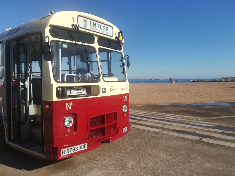 El Pegasín, estacionado junto a la playa de Poniente.