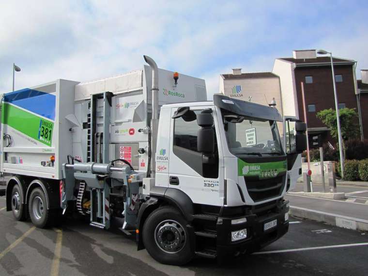 Camión de recogida de residuos de EMULSA.