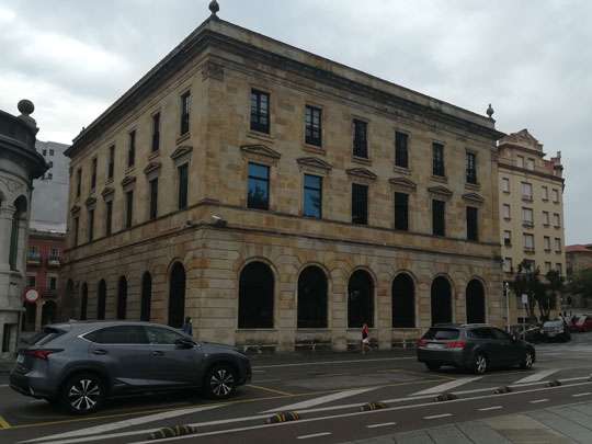 Aparcamientos junto al edificio del Ayuntamiento de Gijón