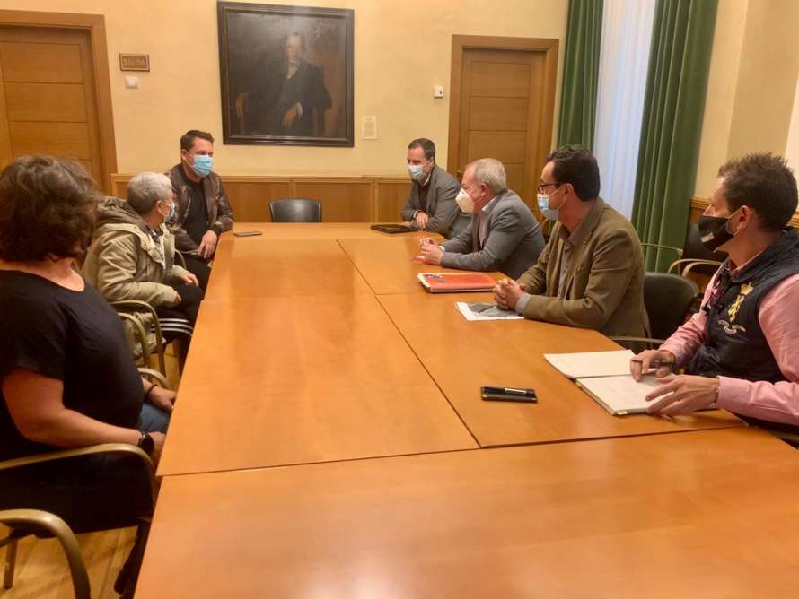 Reunión de los concejales de Medio Ambiente y Obras Públicas con los vecinos de la Asociación Gigia de Cimavilla.