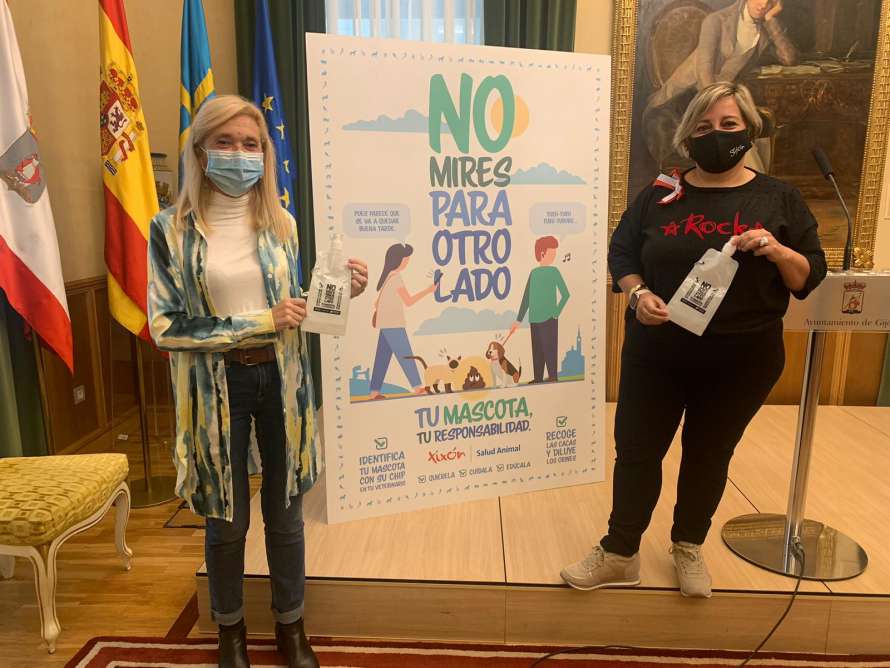 Salomé Díaz y Sara durante la presentación de la campaña «No mires para otro lado. Tu mascota, tu responsabilidad»