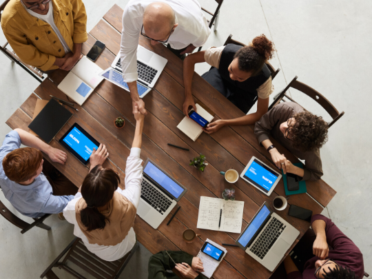 Personas trabajando