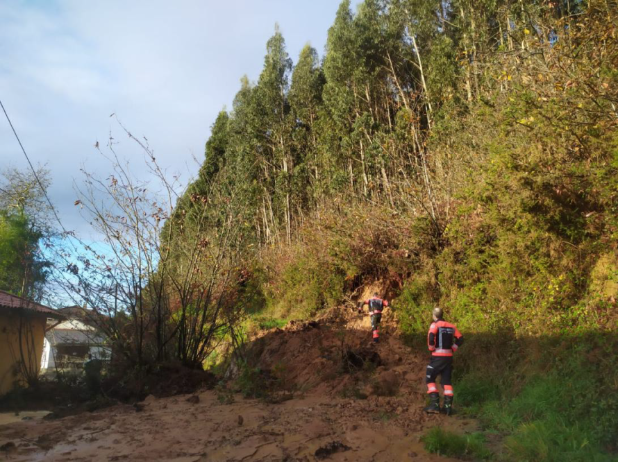 Operarios municipales intervienen en un argayo en el Camín de la Melendrera