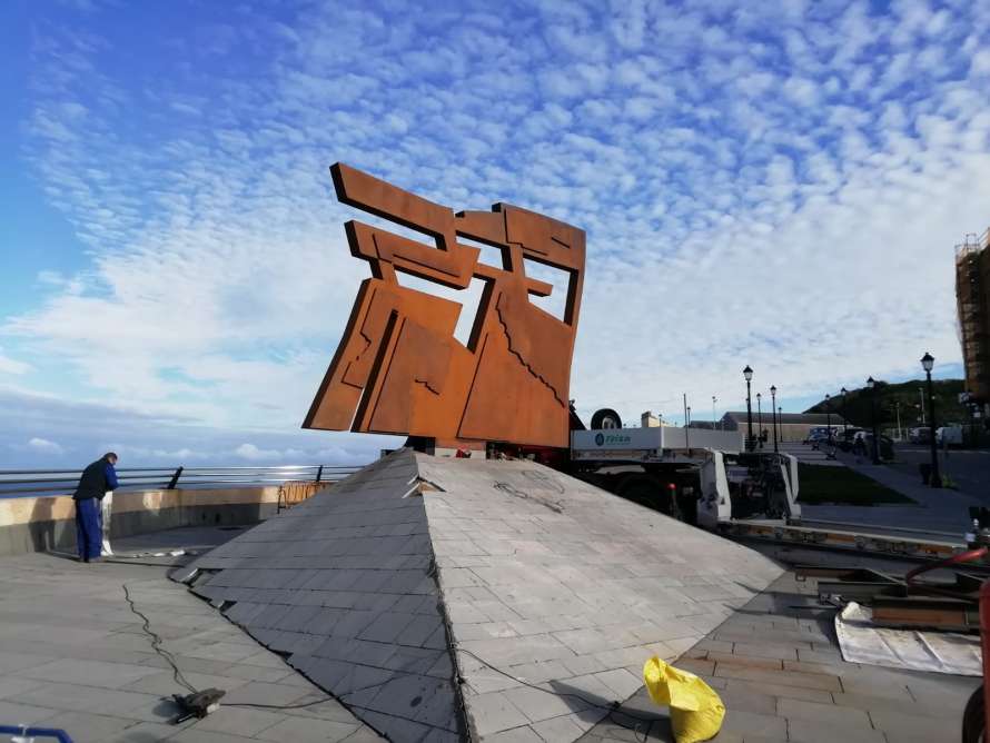 Reinstalación de la escultura "Nordeste"