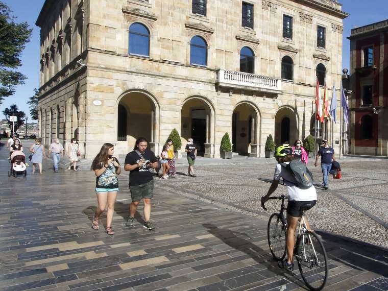 Plaza del Ayuntamiento con ciclistas y peatones