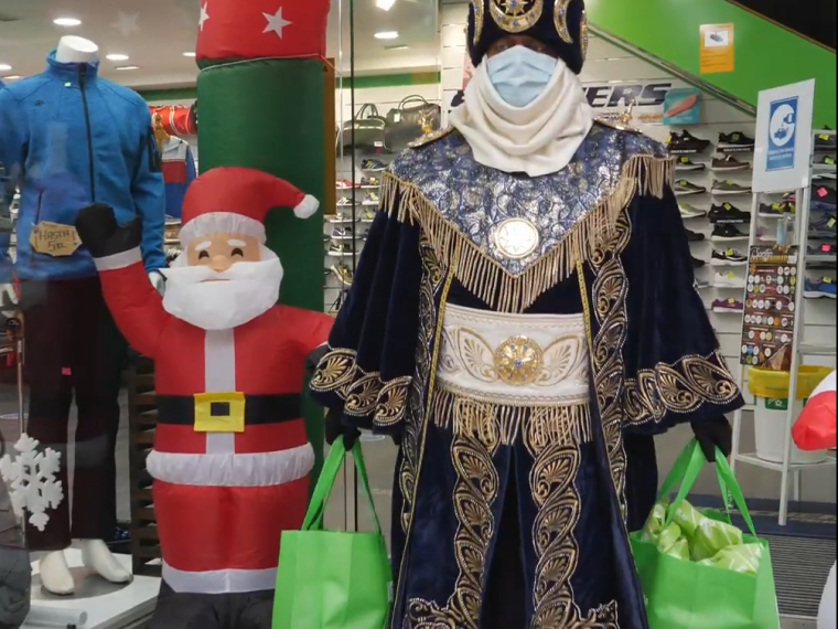 El enviado de los Reyes Magos, de compras en los comercios de Gijón