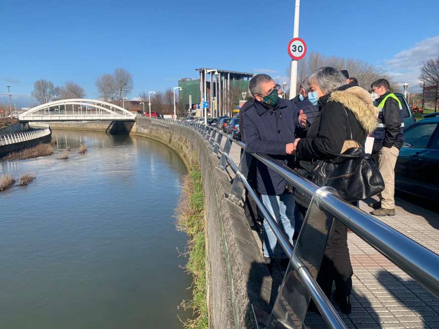 La Alcaldesa de Gijón y el Secretario de Estado de Medio Ambiente, durante su visita al río Piles