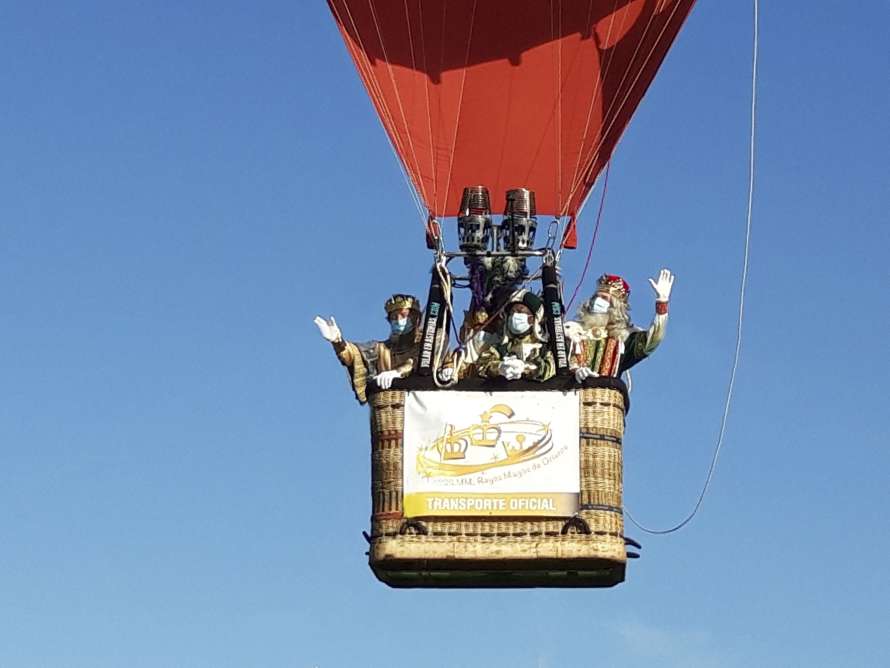 Los Reyes Magos, a su llegada en globo a Gijón