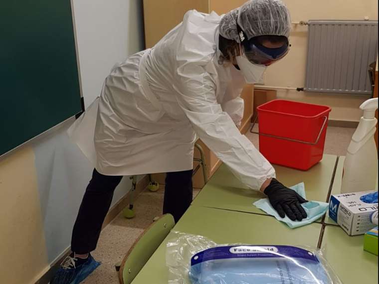 Operaria de Emulsa durante las operaciones de limpieza y desinfección de colegios por covid-19