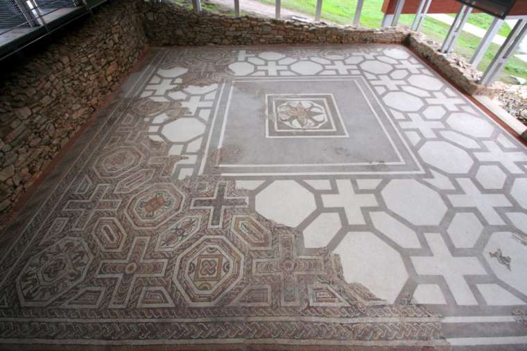 Imagen de un suelo con un mosaico en el mismo.