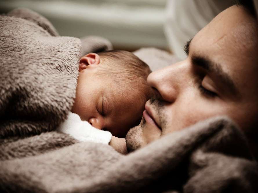 padre acostado con un bebe 