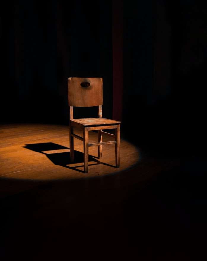 Representación teatral en la que aparece una silla.