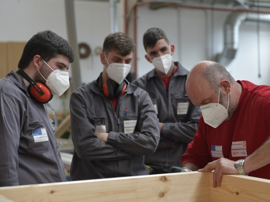 Jóvenes especialistas en trabajos de carpintería y mueble | Web Gijón
